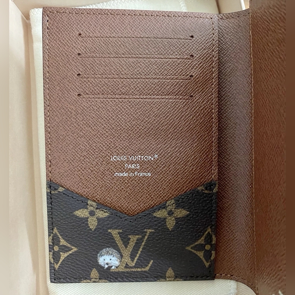 Louis Vuitton Passport Cover - Picture 5 of 8